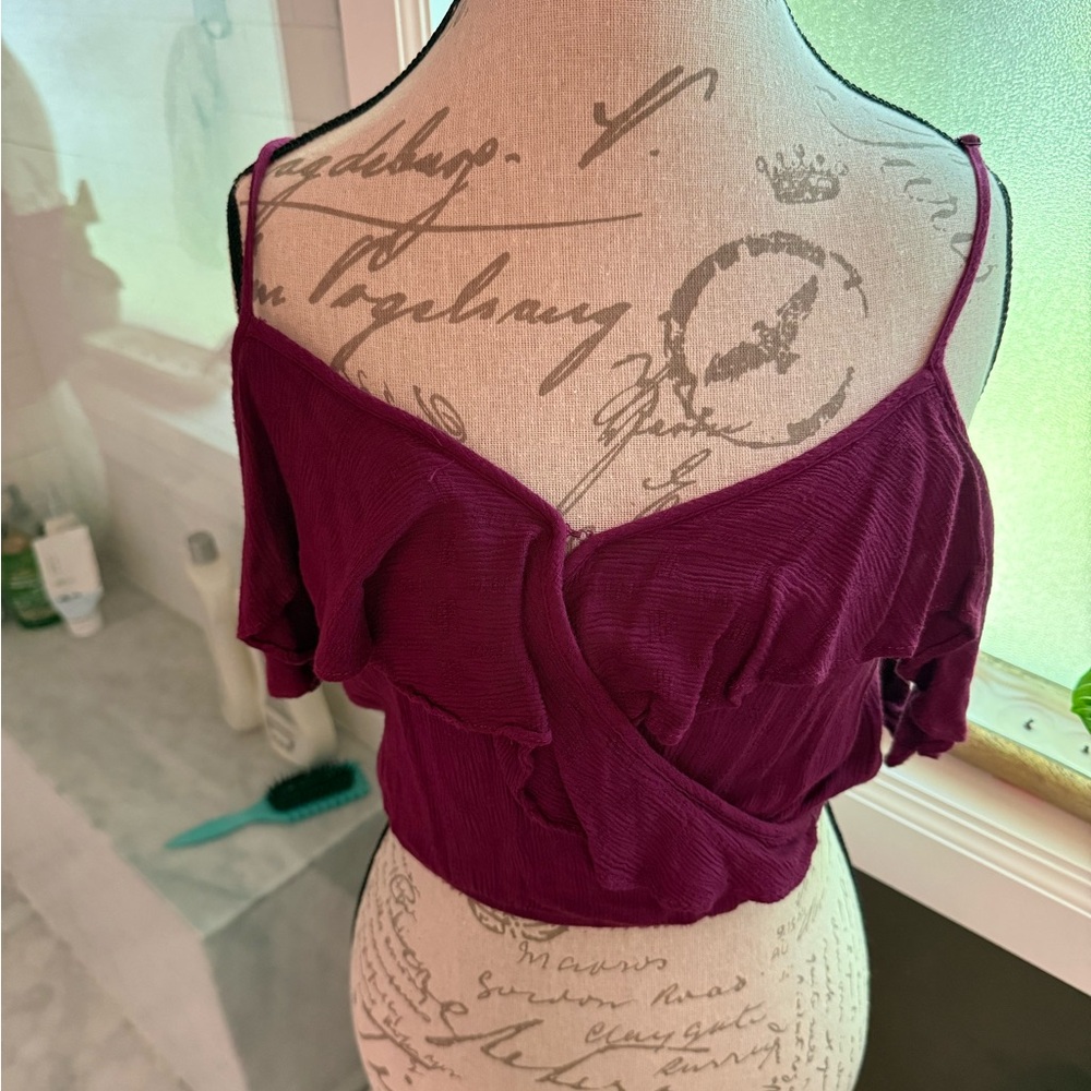 Off the shoulder cute, breezy crop top. Burgundy color with front clasp.